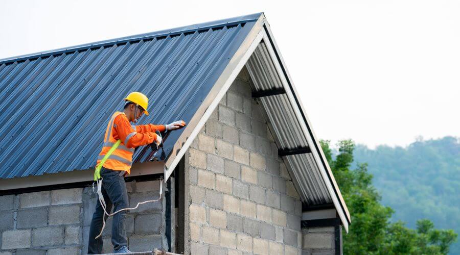 Professional gutter cleaning in Cromwell, IN